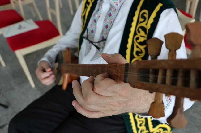 Ülke ülke geziyor, Türk dünyası müziğini tanıtıyor