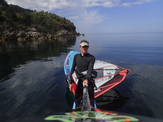 Sörf tahtasıyla dünya turu yapan Norveçli gezgin