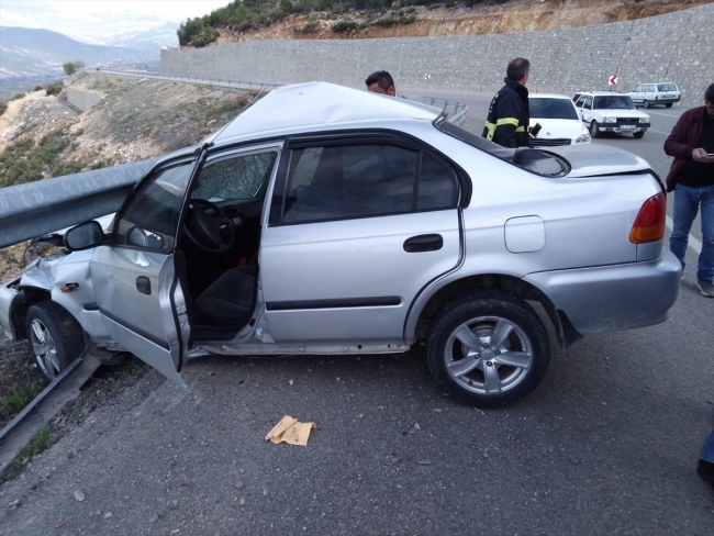 Bariyerlere saplanan otomobil uçuruma düşmekten kurtuldu