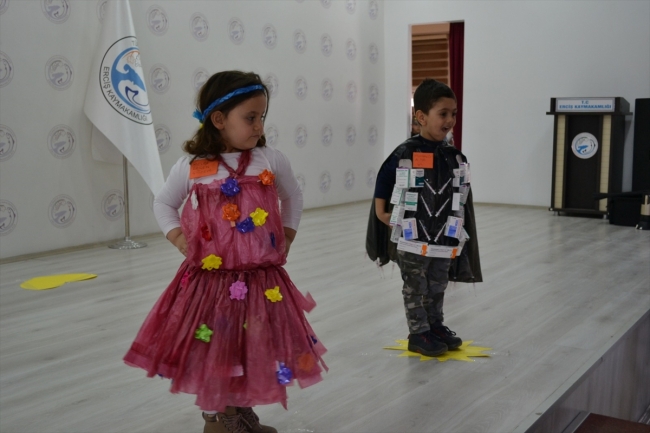Anaokulu öğrencileri atık malzemelerden kostüm yaptı