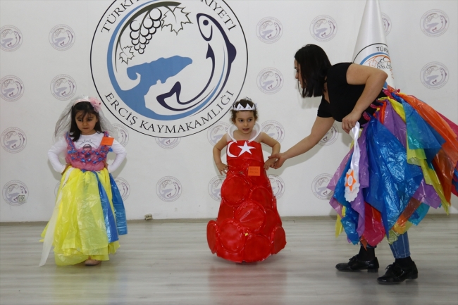 Anaokulu öğrencileri atık malzemelerden kostüm yaptı