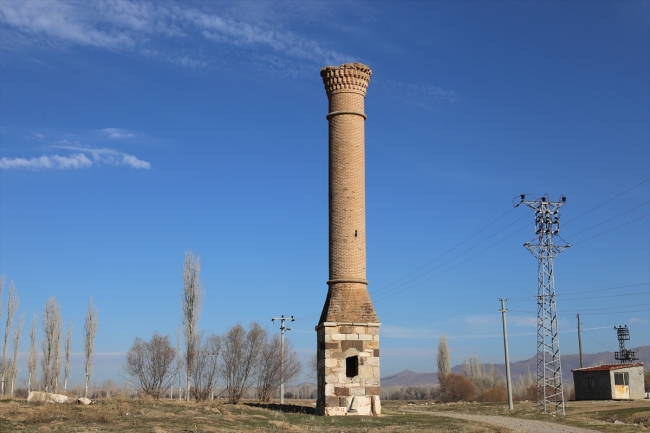 Tarlaların ortasında kalan tarihi "Kırık Minare"