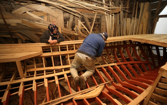 Karı koca 41 yıldır balıkçı kayıkları yapıyor