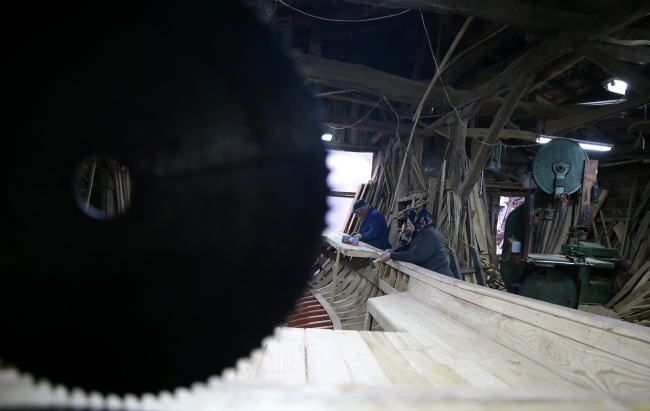 Karı koca 41 yıldır balıkçı kayıkları yapıyor