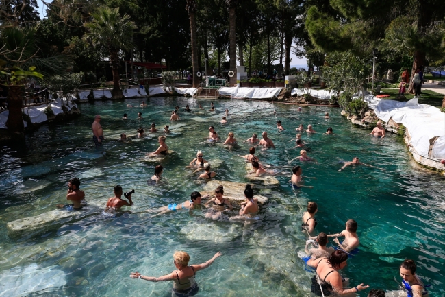 Pamukkale'yi 3 saate 15 bin kişi ziyaret etti
