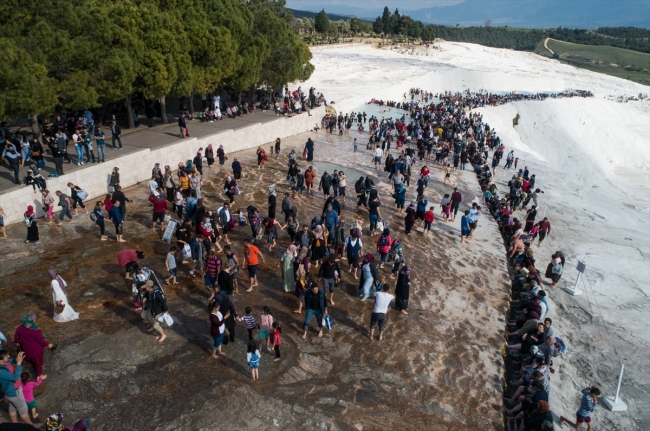 Pamukkale'yi 3 saate 15 bin kişi ziyaret etti