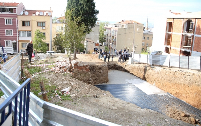 Manisa'da yıkılma tehlikesi bulunan 2 bina boşaltıldı