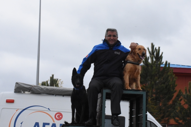 Hayat kurtaran köpeklerin zorlu eğitimi