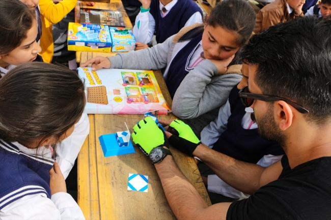 Bisikletle köy köy gezerek yetenekli çocukları keşfediyorlar