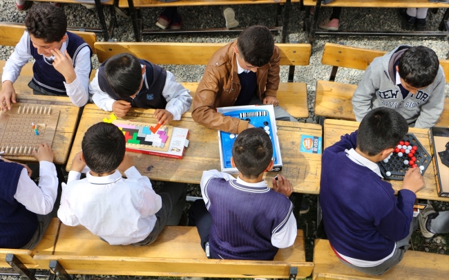 Bisikletle köy köy gezerek yetenekli çocukları keşfediyorlar