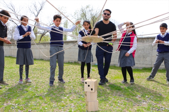 Bisikletle köy köy gezerek yetenekli çocukları keşfediyorlar