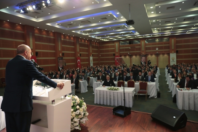 Cumhurbaşkanı Erdoğan, AK Parti İstanbul İl Başkanlığı'nda partililerle bir araya geldi