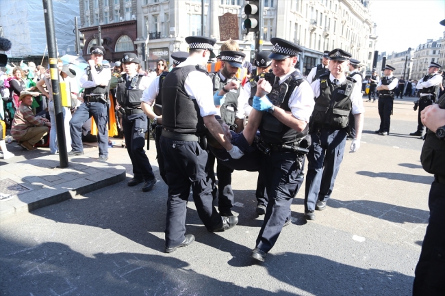 Londra'daki çevreci işgal eyleminde gözaltı sayısı 750'yi geçti