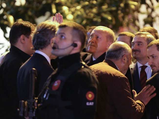 Cumhurbaşkanı Erdoğan, AK Parti İstanbul İl Başkanlığı'nda partililerle bir araya geldi