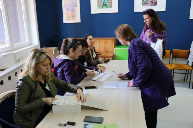 Kuzey Makedonya'da halk cumhurbaşkanlığı seçimi için sandık başında