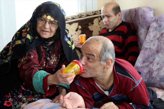 Gülsüm nine hayatını engelli 2 oğluna adadı