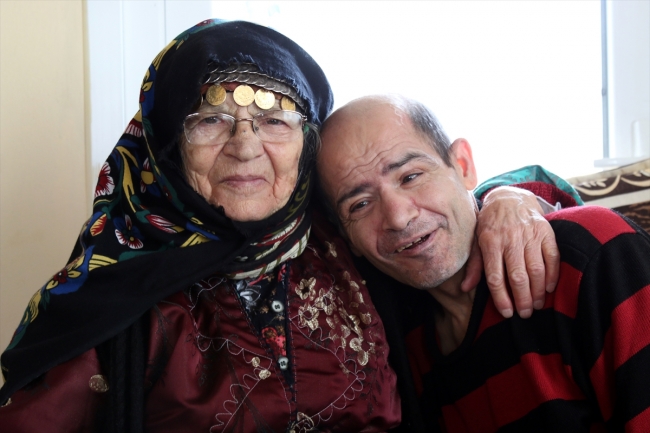 Gülsüm nine hayatını engelli 2 oğluna adadı