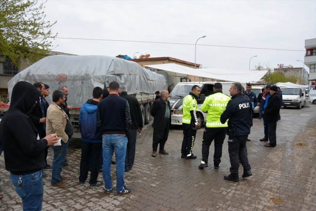 Şanlıurfa'da freni boşalan tır pazara girdi