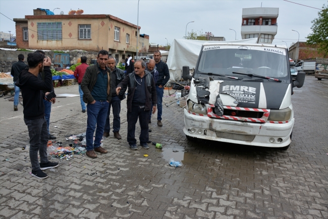 Şanlıurfa'da freni boşalan tır pazara girdi