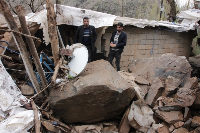 Hakkari'de kaya parçaları 5 evin üzerine düştü: 3 yaralı
