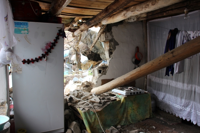 Hakkari'de kaya parçaları 5 evin üzerine düştü: 3 yaralı