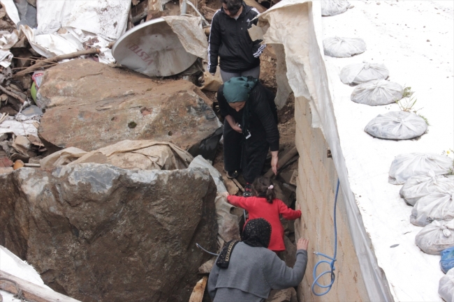 Hakkari'de kaya parçaları 5 evin üzerine düştü: 3 yaralı