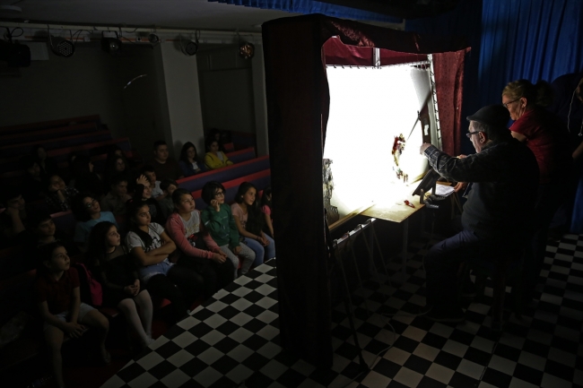 Çeyrek asırlık Karagöz ustası