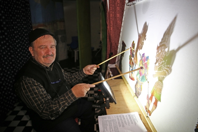 Çeyrek asırlık Karagöz ustası