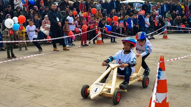 Giresun'da çocuklar tahta arabalarla yarıştı