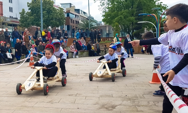 Giresun'da çocuklar tahta arabalarla yarıştı
