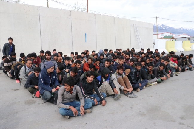 Kamyon kasasında 100 düzensiz göçmen yakalandı