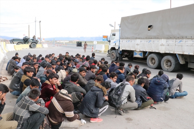 Kamyon kasasında 100 düzensiz göçmen yakalandı