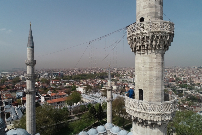 İstanbul'daki camilere mahyalar asılmaya başlandı