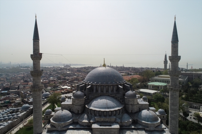 İstanbul'daki camilere mahyalar asılmaya başlandı