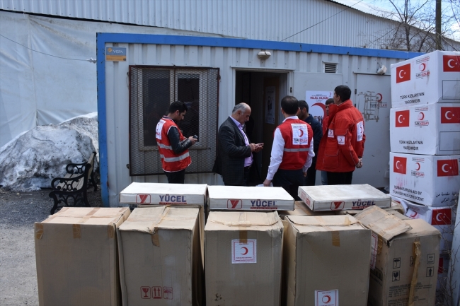 Türk Kızılaydan Hakkari'de evleri zarar gören ailelere yardım