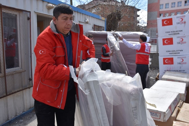 Türk Kızılaydan Hakkari'de evleri zarar gören ailelere yardım