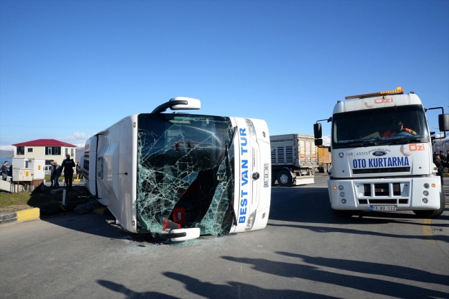 Bitlis'te yolcu otobüsü ile tır çarpıştı: 34 yaralı