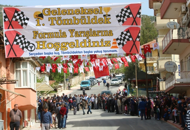 Tömbüldek yokuşunda tahta arabalarla yarış