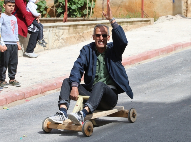 Tömbüldek yokuşunda tahta arabalarla yarış