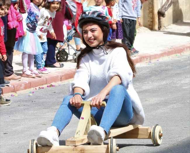Tömbüldek yokuşunda tahta arabalarla yarış