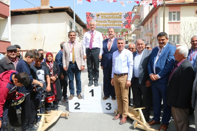 Tömbüldek yokuşunda tahta arabalarla yarış