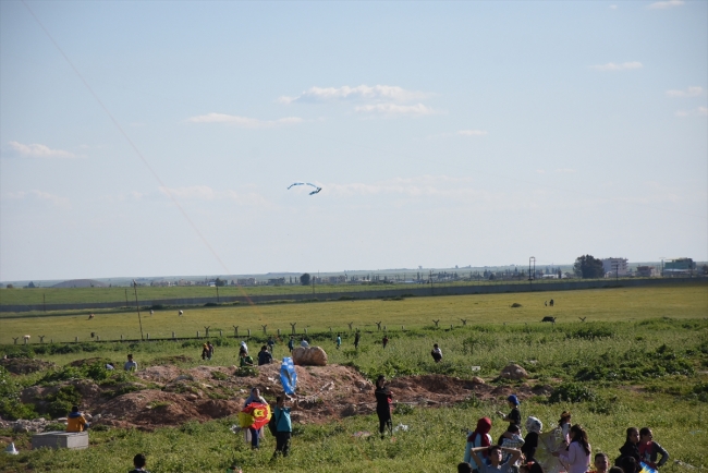 Suriye sınırında uçurtma şenliği