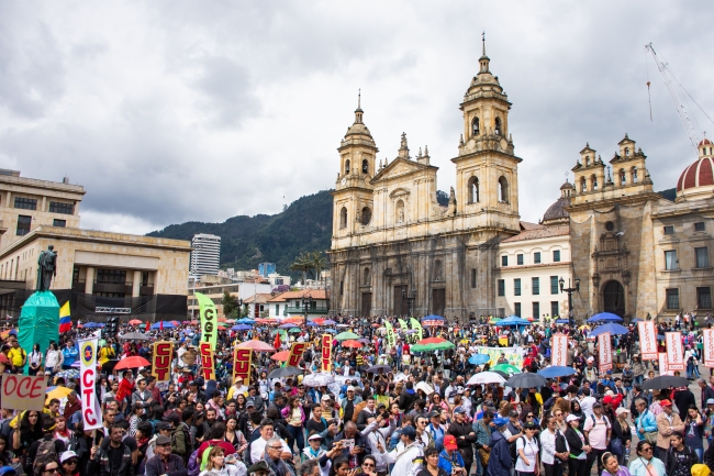 Kolombiya'da göstericiler ve polis arasında arbede