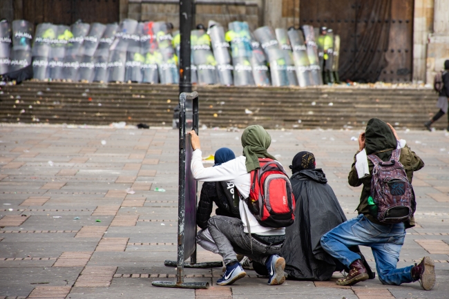 Kolombiya'da göstericiler ve polis arasında arbede
