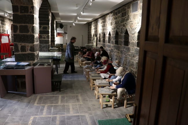 Bazalt taşı gençlerin elinde sanata dönüşüyor