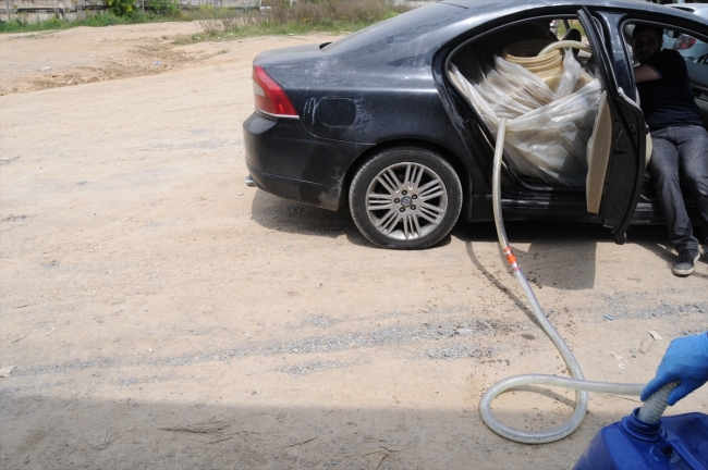 Kurdukları düzenekle tırların yakıt depolarını boşalttılar