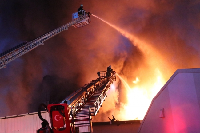 Denizli'de tekstil fabrikasında yangın