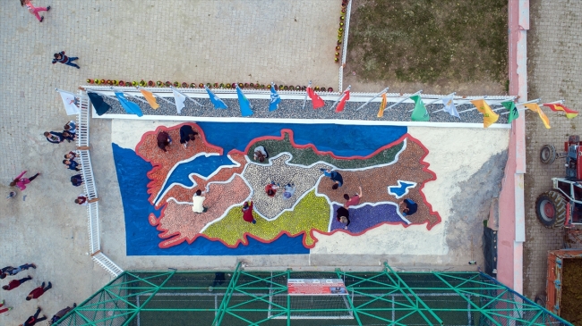 Kum taş ve çimentoyla Türkiye haritası yaptılar