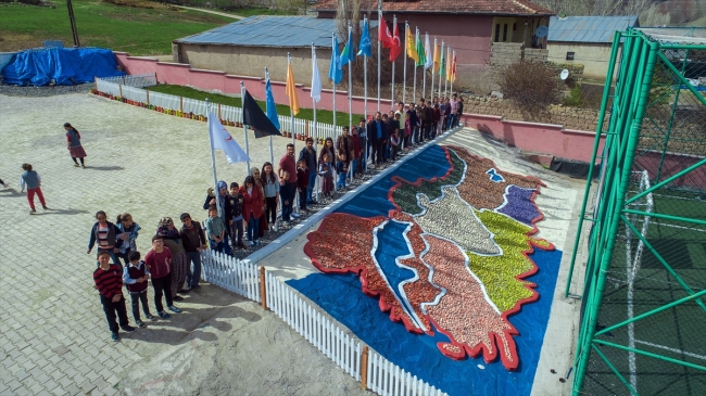 Kum taş ve çimentoyla Türkiye haritası yaptılar