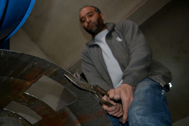 Atık varillerden soba yaparak ekonomiye ve geri dönüşüme katkı sağlıyor